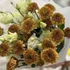 Букет из оранжевых хризантем с эустомой