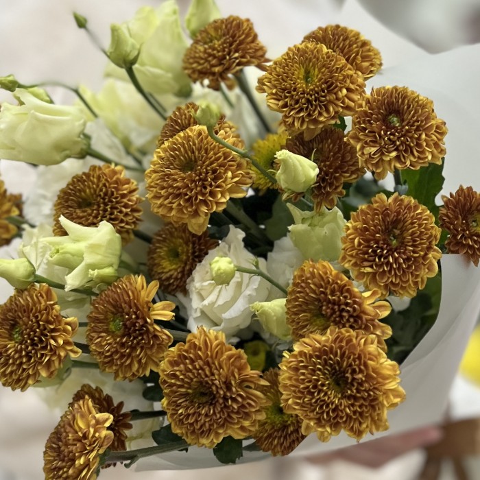 Букет из оранжевых хризантем с эустомой