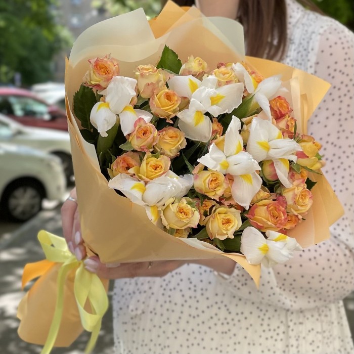 Букет из пионовидных роз и ирисов