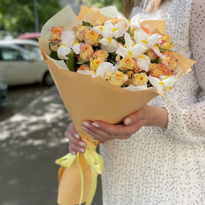 Букет из пионовидных роз и ирисов