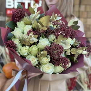 Букет из роз и скинии на юбилей