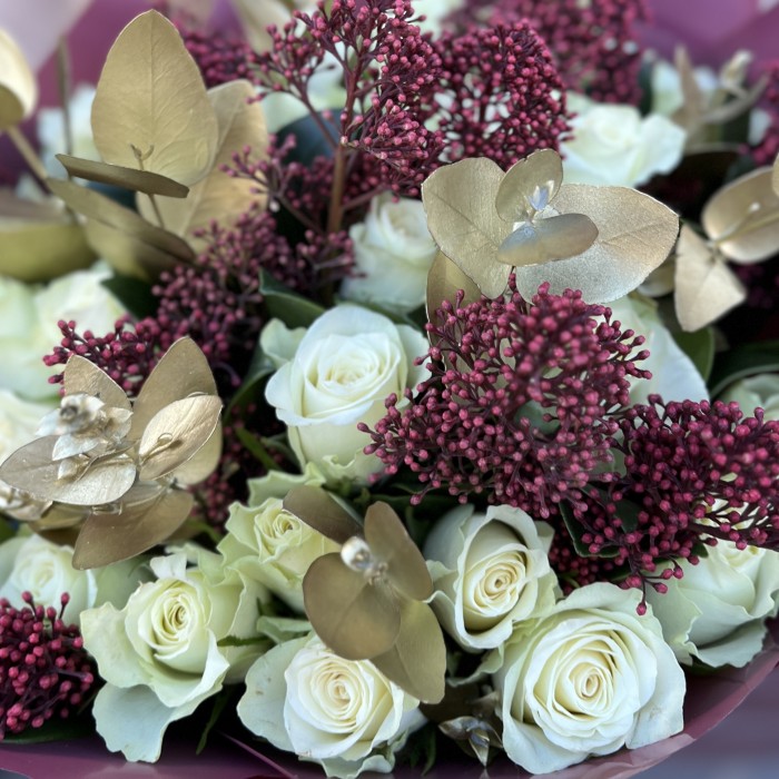 Букет из роз и скинии на юбилей