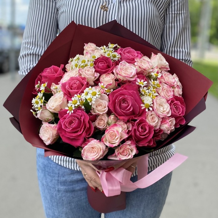 Букет из розовых роз и ромашек