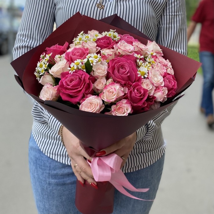 Букет из розовых роз и ромашек