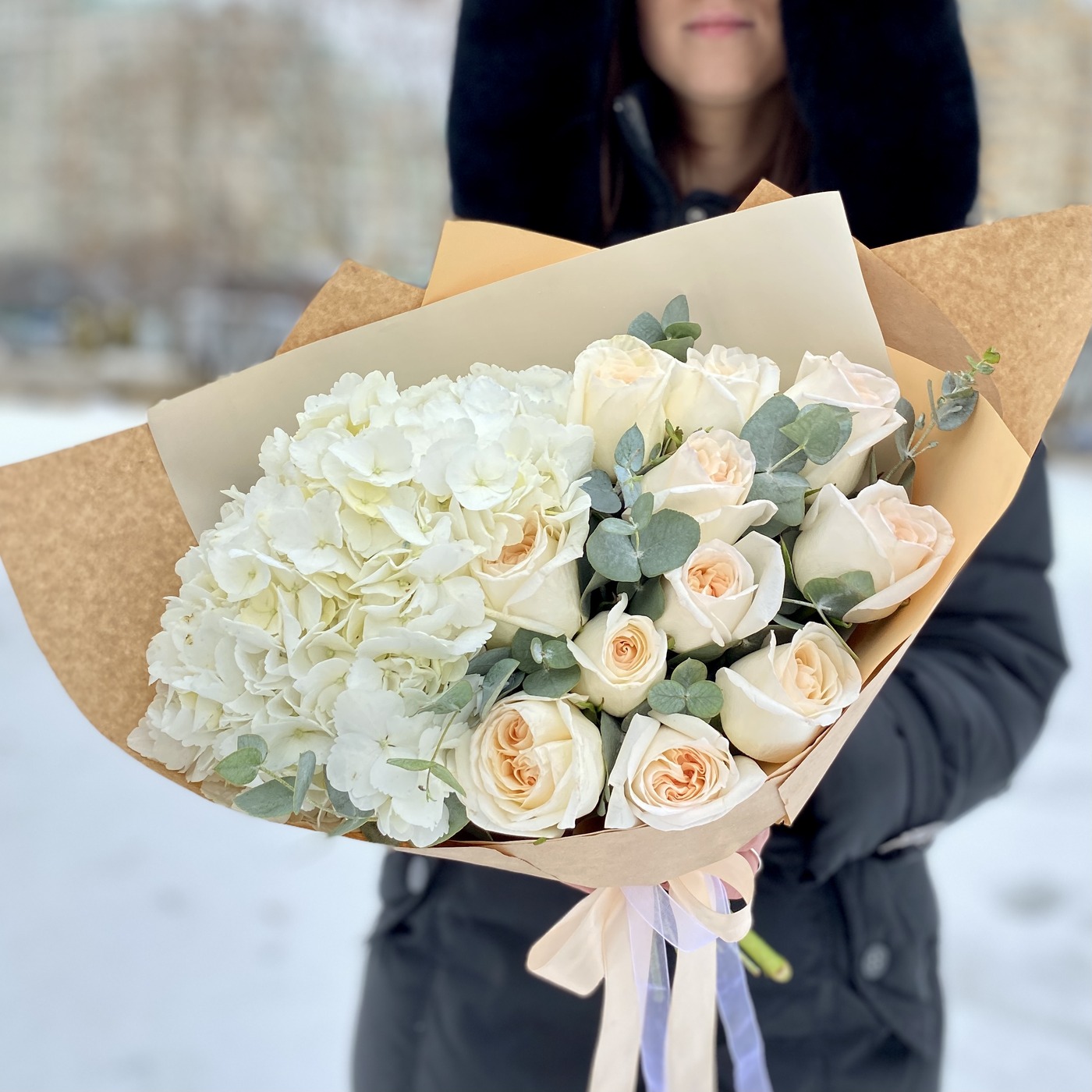 Белые гортензии с розами недорого на День Святого Валентина