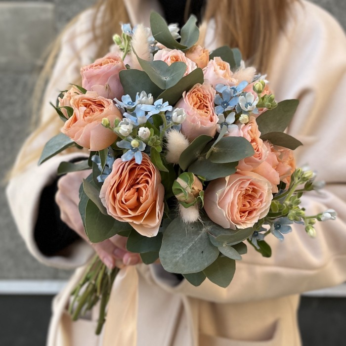 Букет невесты из роз Коралловый Риф