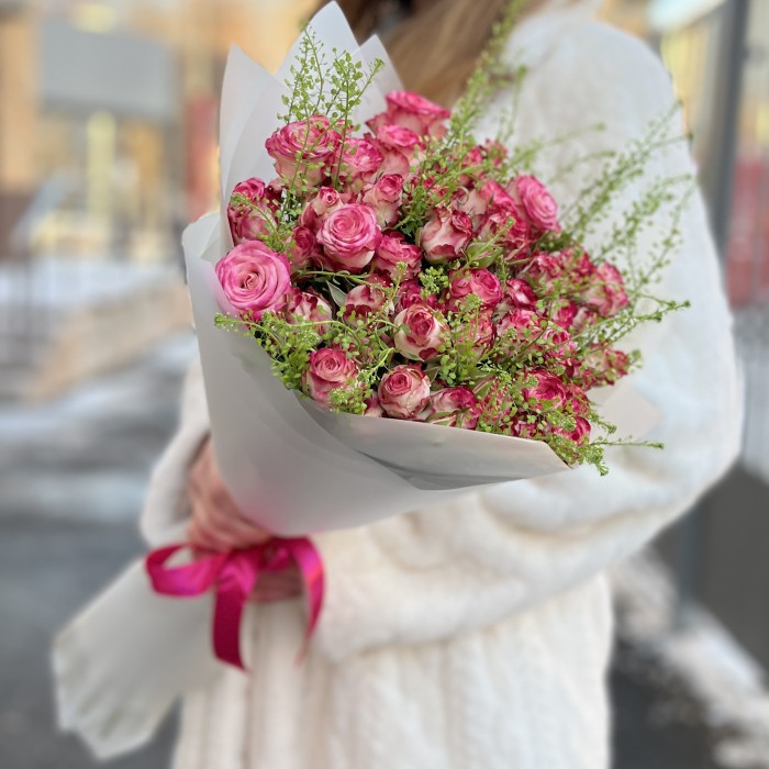 11 кустовых пионовидных роз Сансет Мэджик 60 см с гринбелом