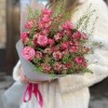 11 кустовых пионовидных роз Сансет Мэджик 60 см с гринбелом