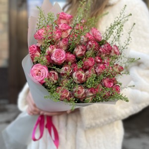 11 кустовых пионовидных роз Сансет Мэджик 60 см с гринбелом