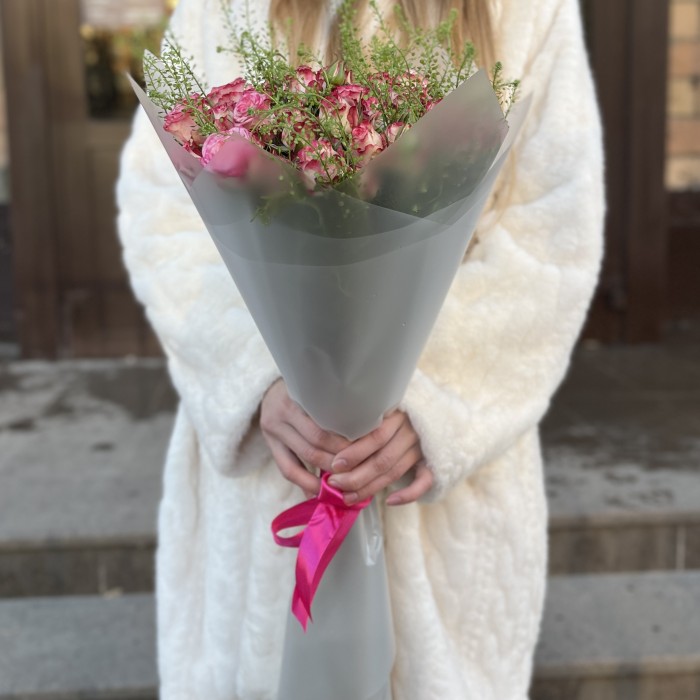 11 кустовых пионовидных роз Сансет Мэджик 60 см с гринбелом