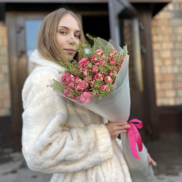 11 кустовых пионовидных роз Сансет Мэджик 60 см с гринбелом