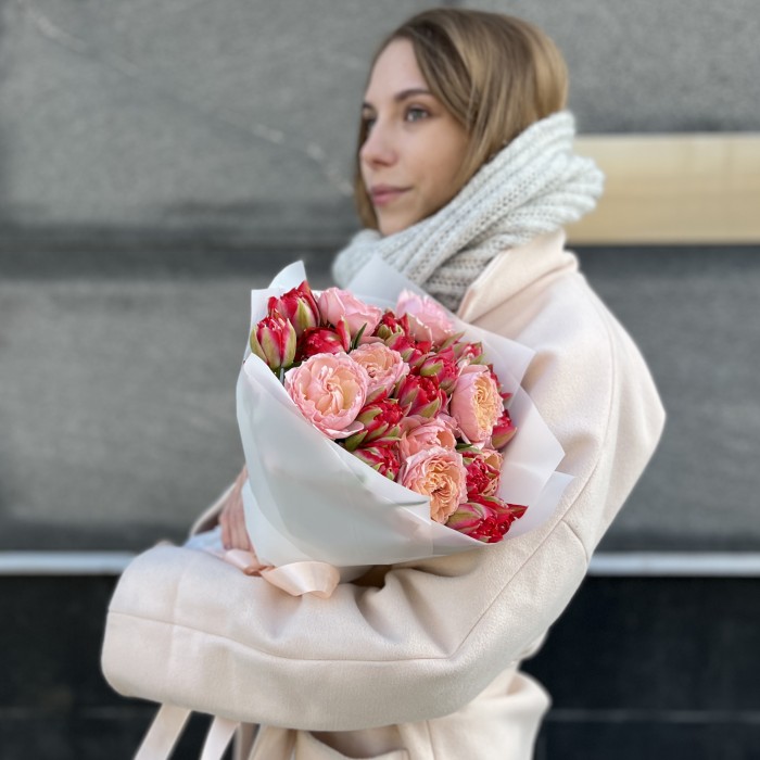Букет пионовидных тюльпанов и роз для Мамы