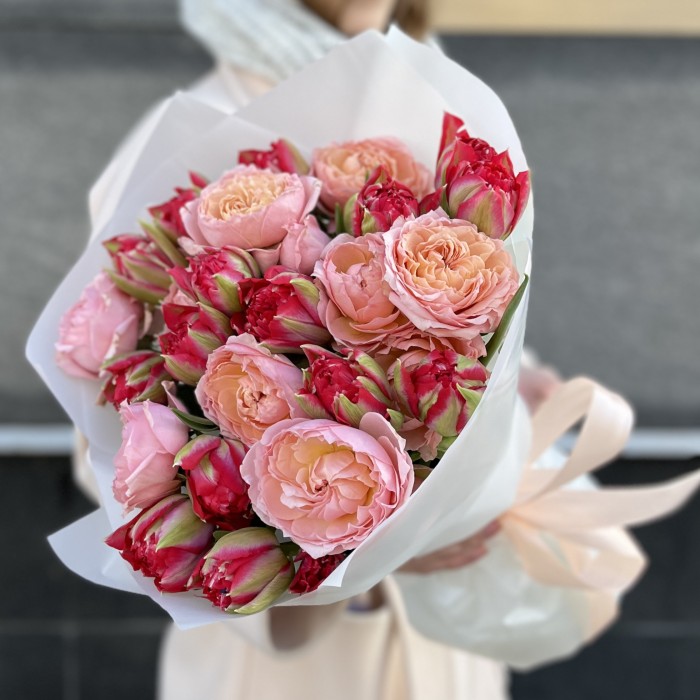 Букет пионовидных тюльпанов и роз для Мамы