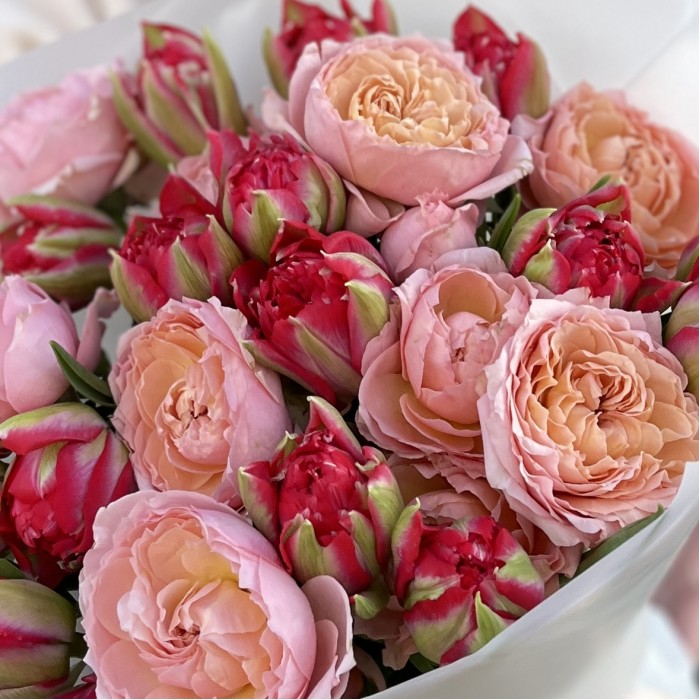 Букет пионовидных тюльпанов и роз для Мамы
