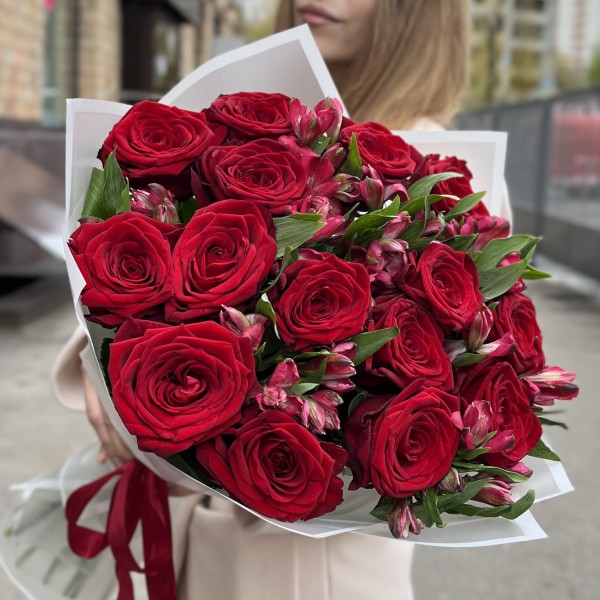 Букет роз и альстромерий Рубиновая свадьба