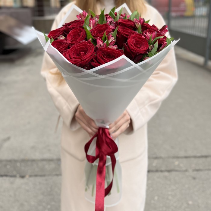 Букет роз и альстромерий Рубиновая свадьба