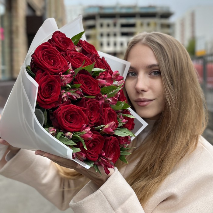 Букет роз и альстромерий Рубиновая свадьба