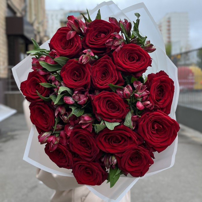 Букет роз и альстромерий Рубиновая свадьба