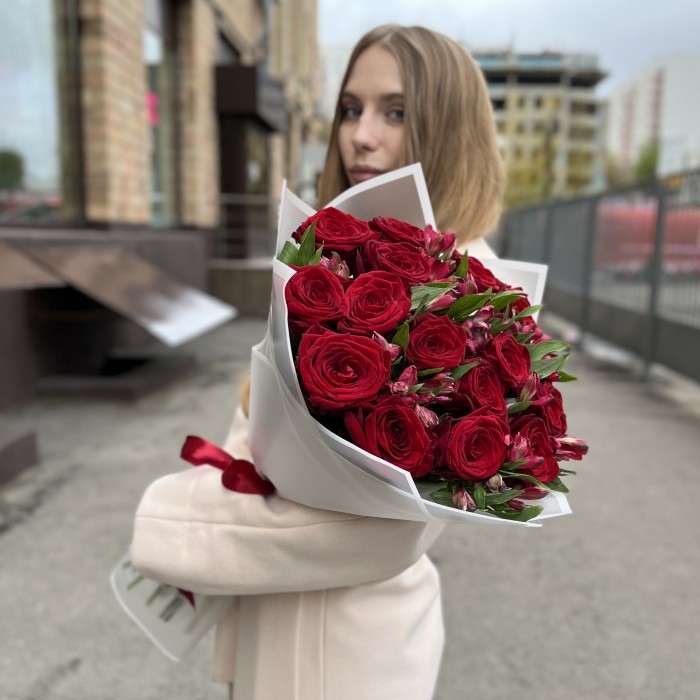 Букет роз и альстромерий Рубиновая свадьба