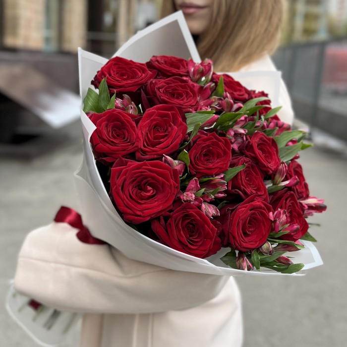 Букет роз и альстромерий Рубиновая свадьба