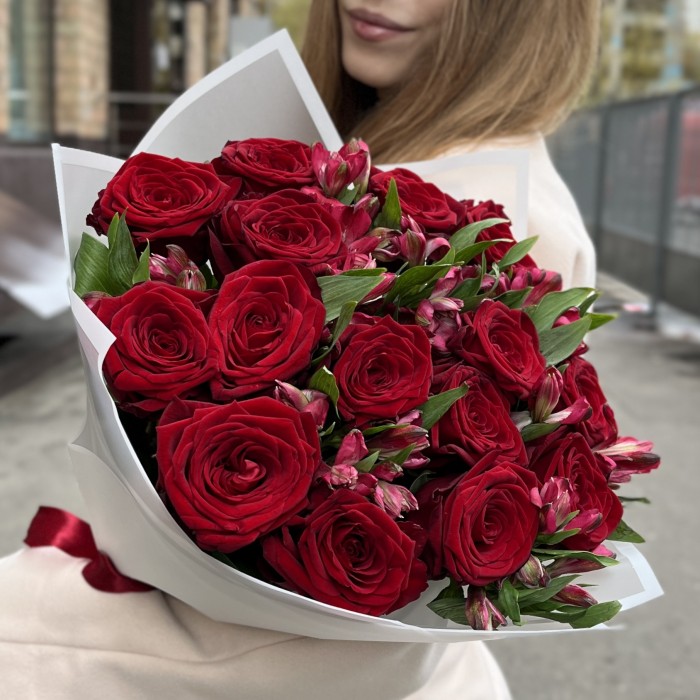 Букет роз и альстромерий Рубиновая свадьба