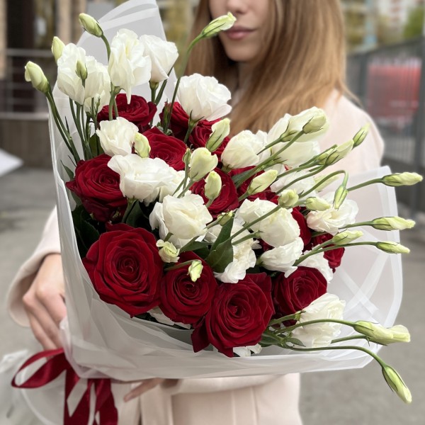 Букет роз и эустом Рубиновая свадьба