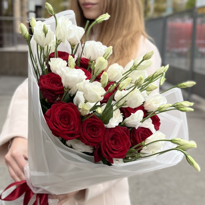 Букет роз и эустом Рубиновая свадьба