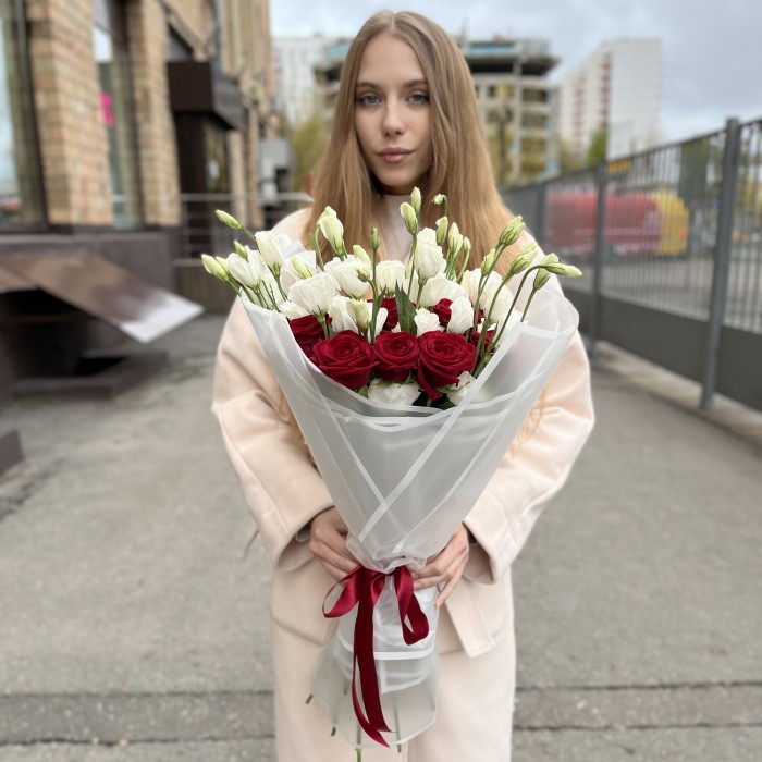 Букет роз и эустом Рубиновая свадьба