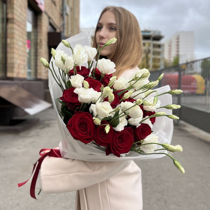 Букет роз и эустом Рубиновая свадьба