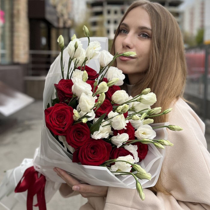 Букет роз и эустом Рубиновая свадьба