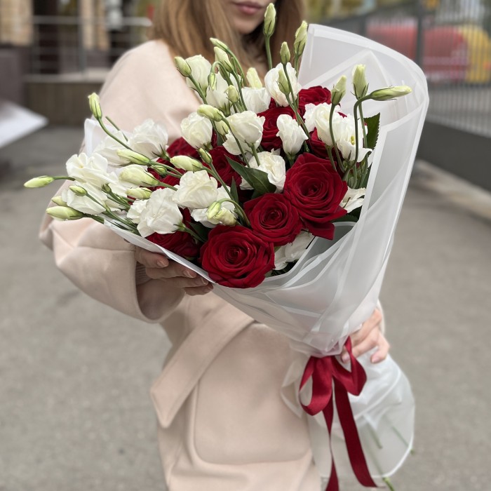 Букет роз и эустом Рубиновая свадьба