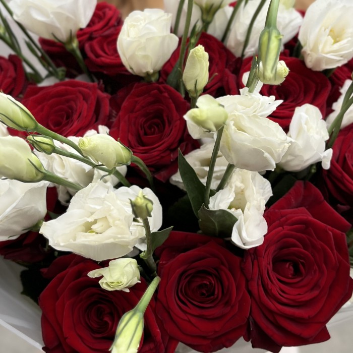 Букет роз и эустом Рубиновая свадьба