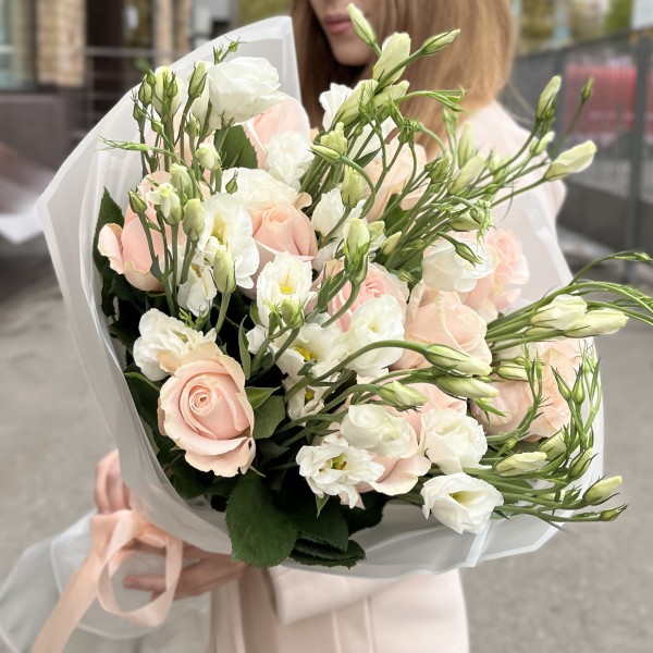 Букет роз и эустом Жемчужная свадьба