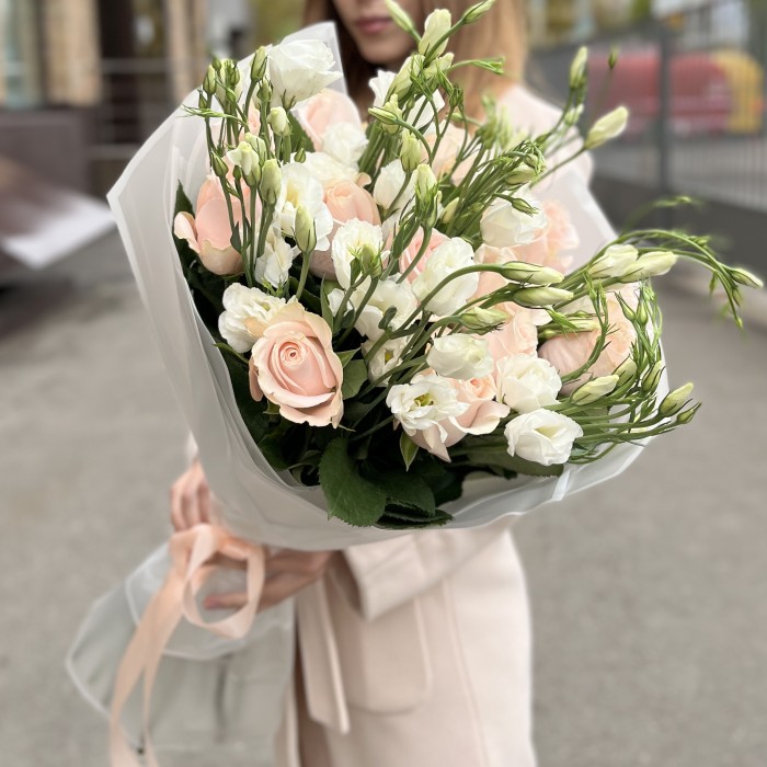 Букет роз и эустом Жемчужная свадьба