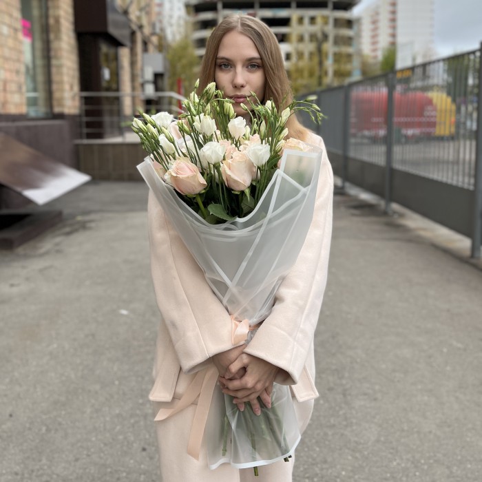 Букет роз и эустом Жемчужная свадьба