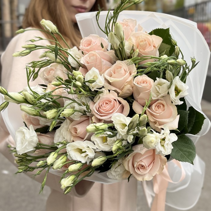 Букет роз и эустом Жемчужная свадьба