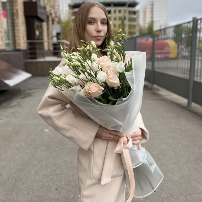 Букет роз и эустом Жемчужная свадьба