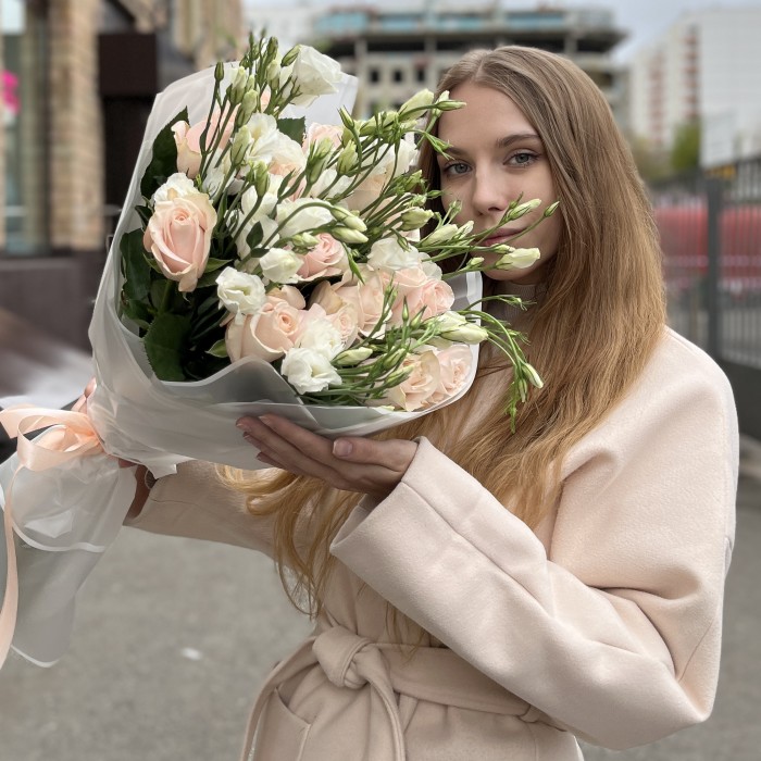 Букет роз и эустом Жемчужная свадьба
