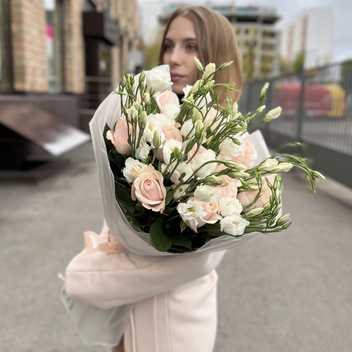 Букет роз и эустом Жемчужная свадьба