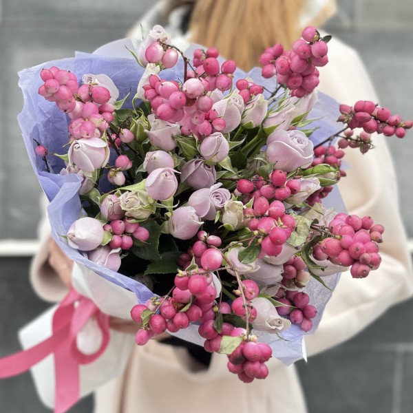 Букет сиреневых кустовых роз Жемчужная свадьба