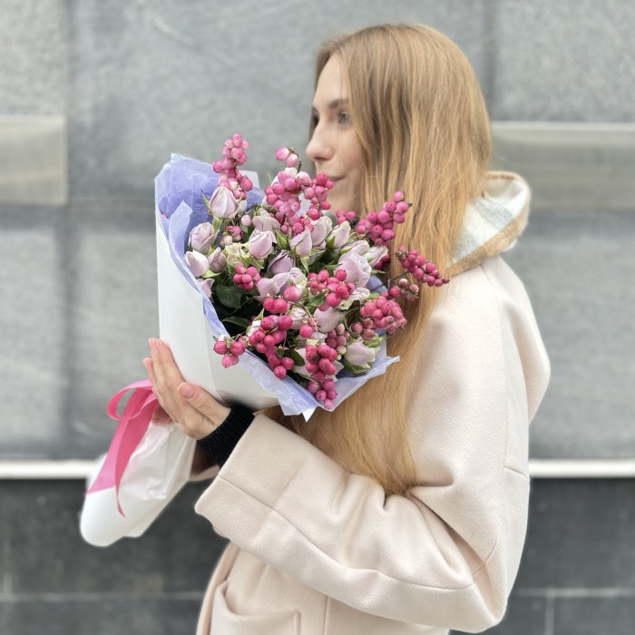 Букет сиреневых кустовых роз Жемчужная свадьба