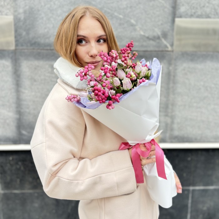 Букет сиреневых кустовых роз Жемчужная свадьба