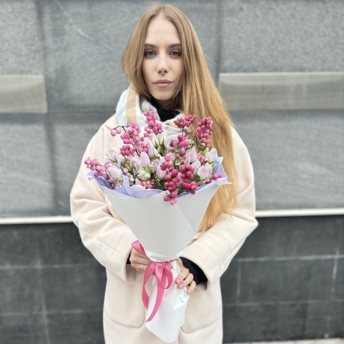 Букет сиреневых кустовых роз Жемчужная свадьба