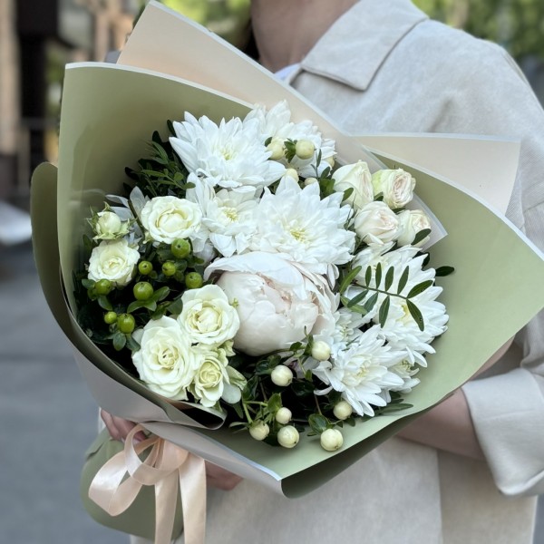 Букет Белый танец с хризантемами и розами