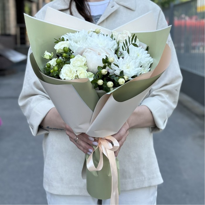 Букет Белый танец с хризантемами и розами