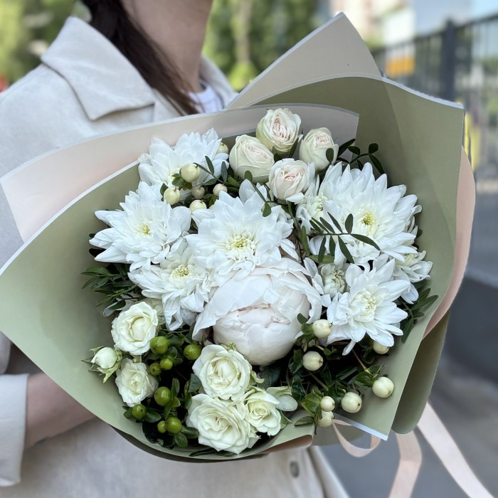 Букет Белый танец с хризантемами и розами