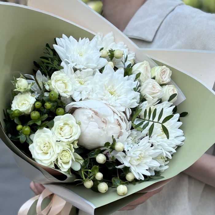 Букет Белый танец с хризантемами и розами
