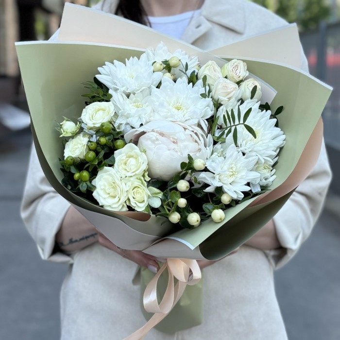 Букет Белый танец с хризантемами и розами