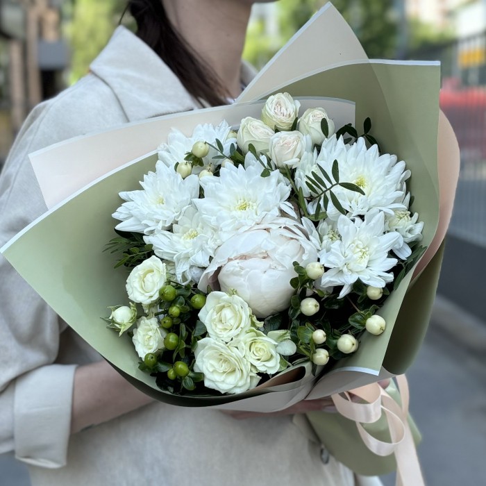 Букет Белый танец с хризантемами и розами