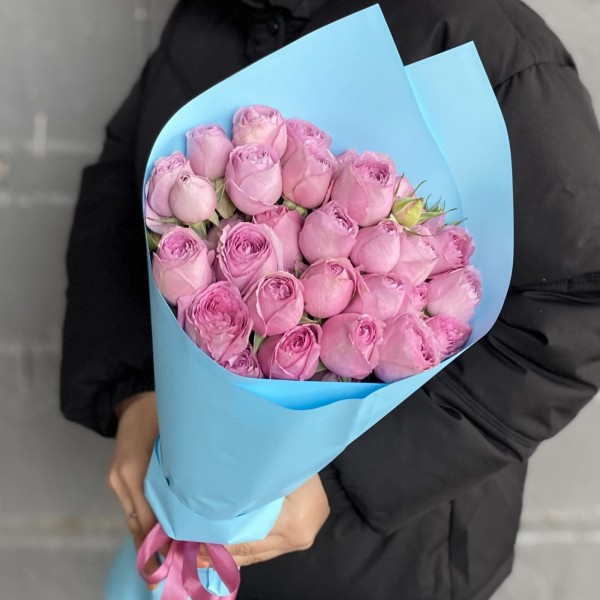 7 кустовых пионовидных роз Лавэндер Лейс с эвкалиптом